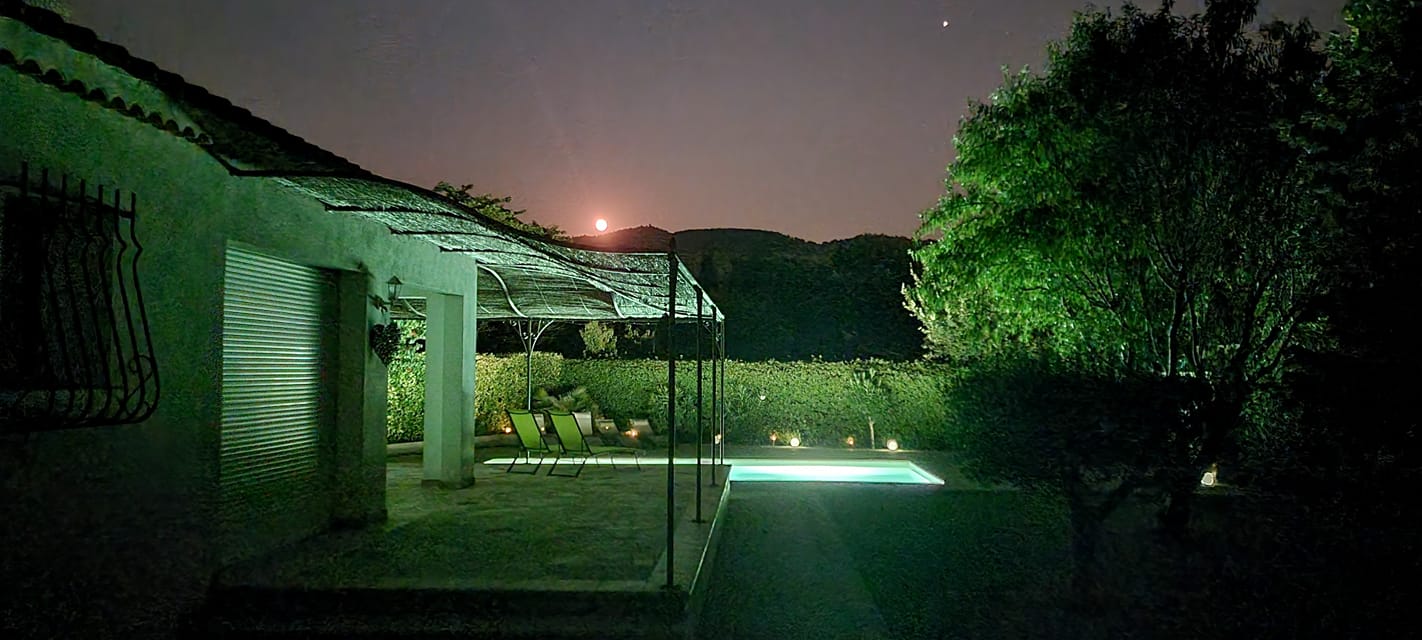 villa garlaban extérieur nuit